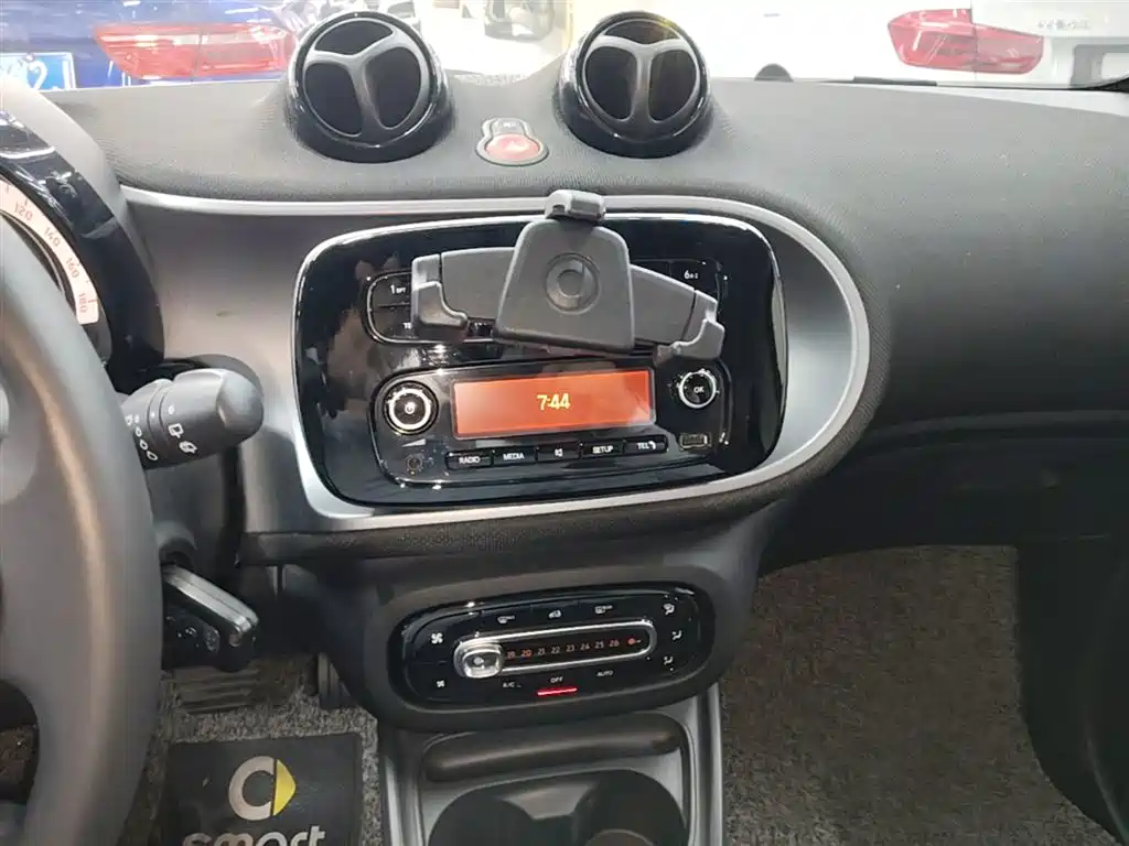 smart Fortwo 2018 — фото 13