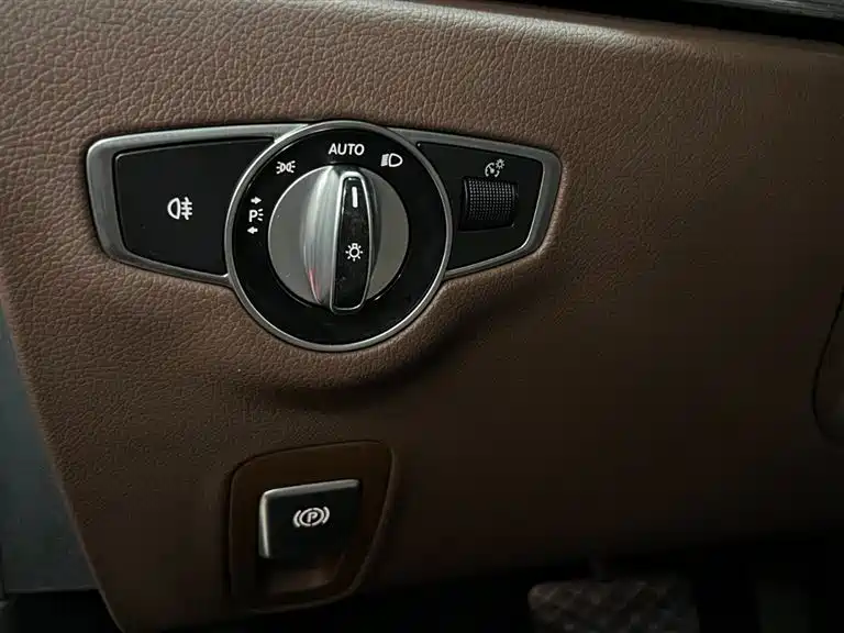 Mercedes-Benz E-Class 2019 — фото 16