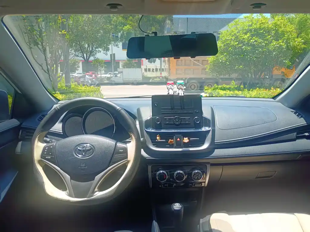 Toyota Yaris L 2022