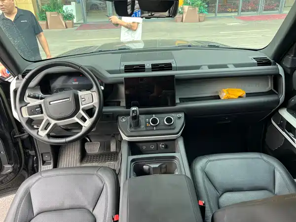 Land Rover Defender 2023