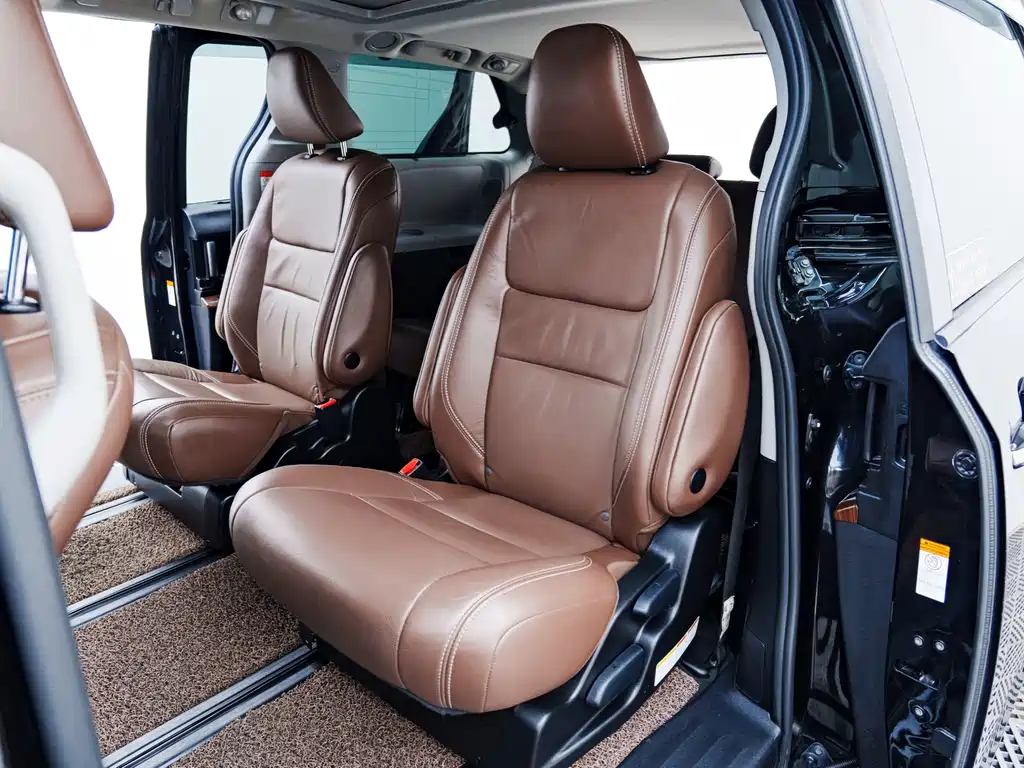 Toyota Sienna 2018 — фото 10