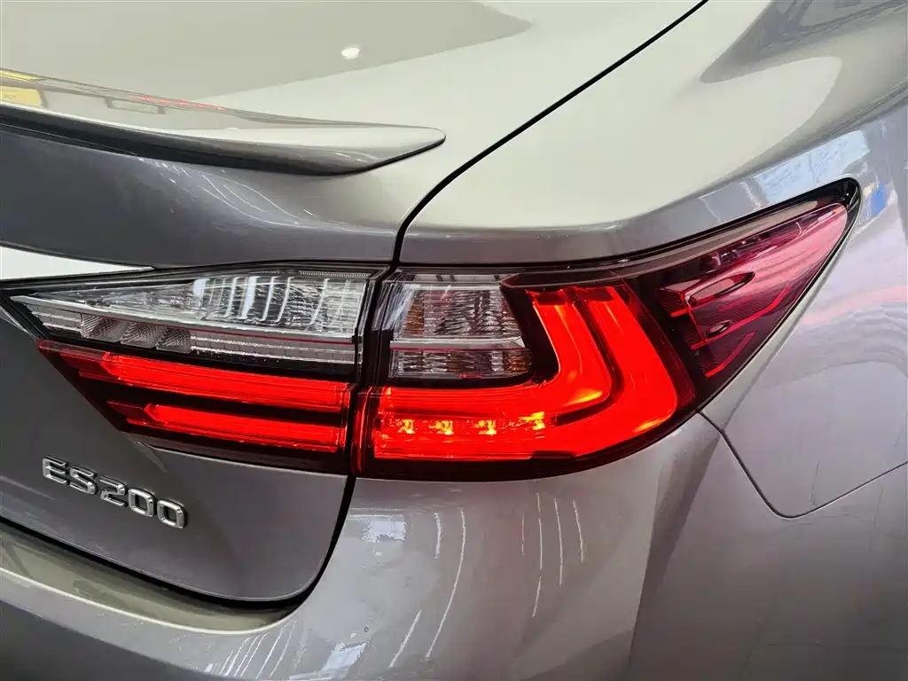 Lexus ES 2017 — фото 12