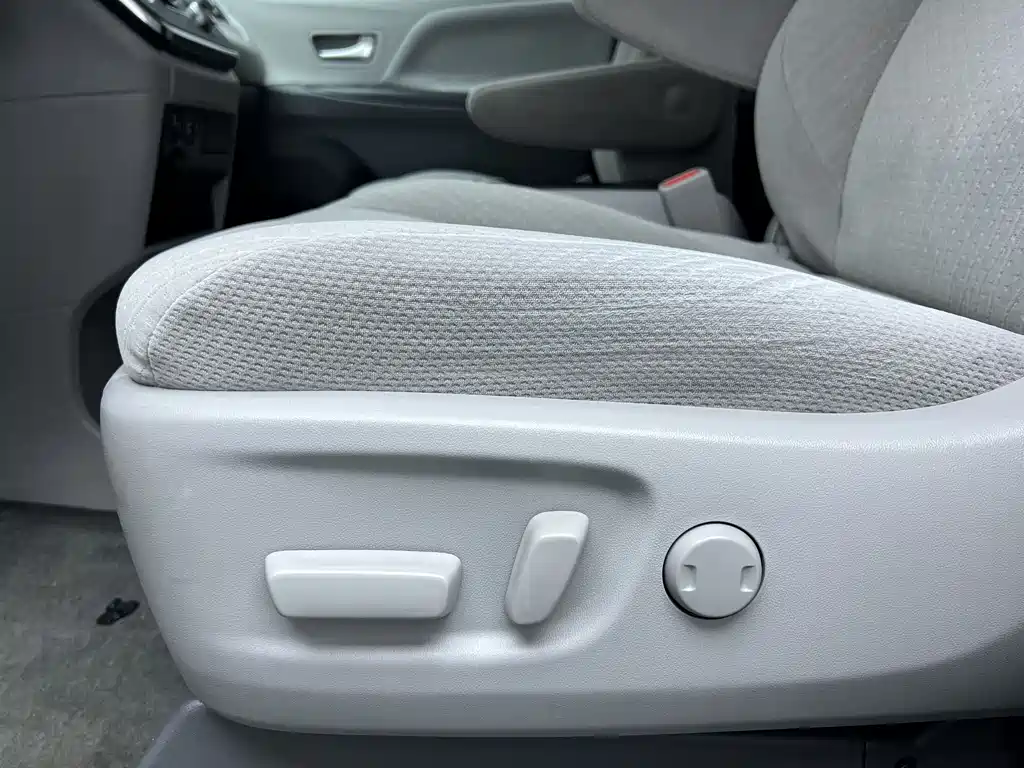 Toyota Sienna 2019 — фото 15