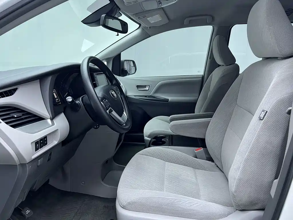 Toyota Sienna 2019 — фото 22