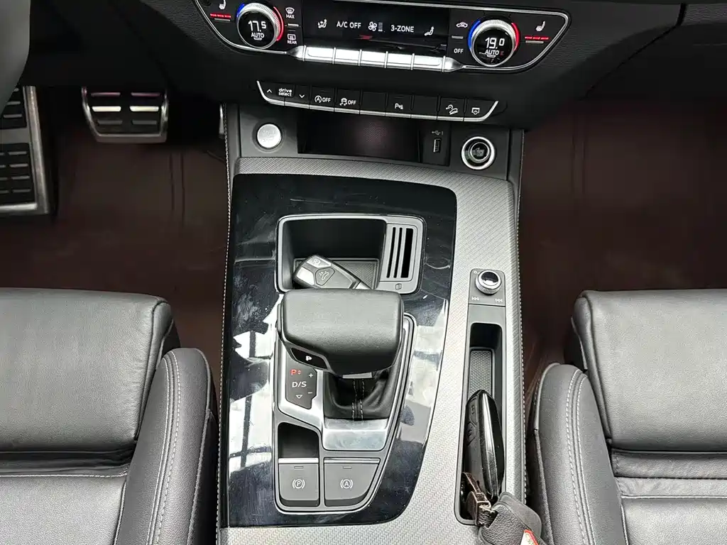 Audi Q5L 2023 — фото 14