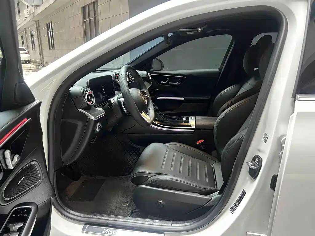 Mercedes-Benz C-Class 2025 — фото 10