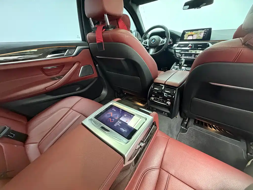 BMW 5 Series 2019 — фото 12