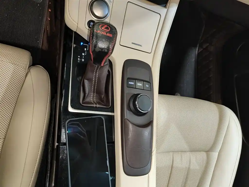 Lexus ES 2015 — фото 14
