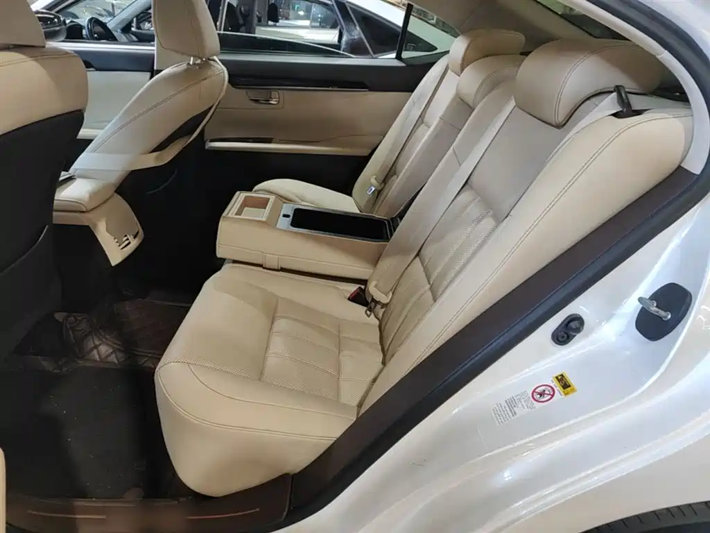 Lexus ES 2015 — фото 17