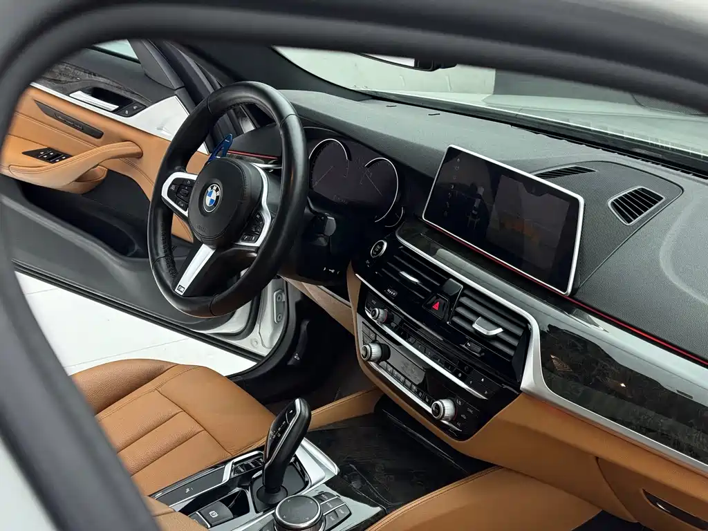 BMW 5 Series 2018 — фото 7