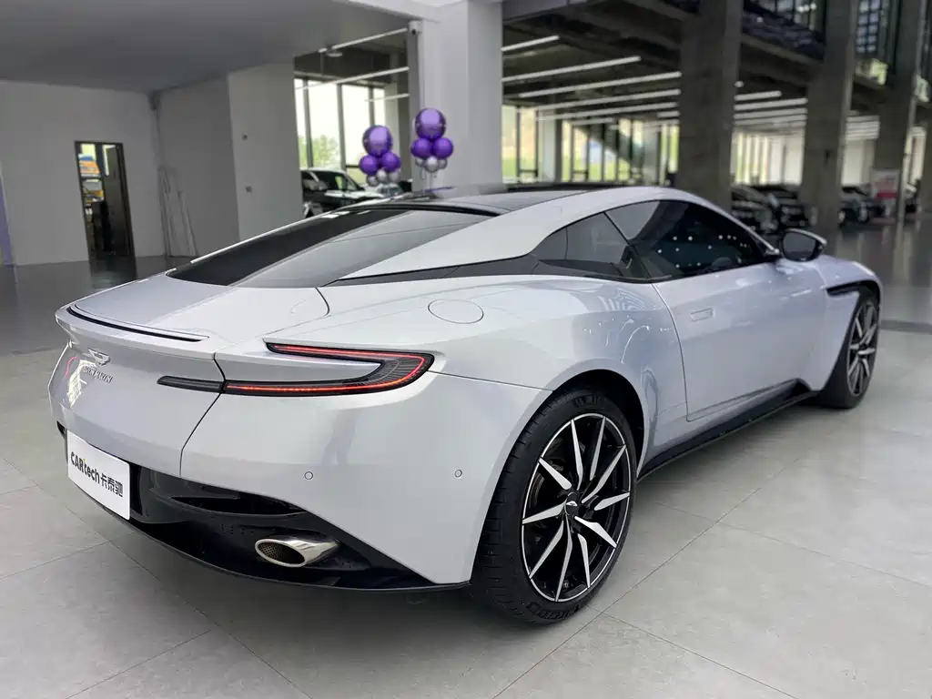 Aston Martin DB11 2018 — фото 24