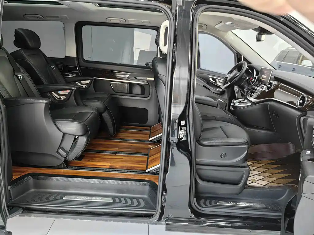 Mercedes-Benz V-Class 2018 — фото 15