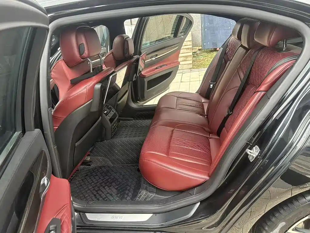 BMW 7 Series 2010 — фото 17