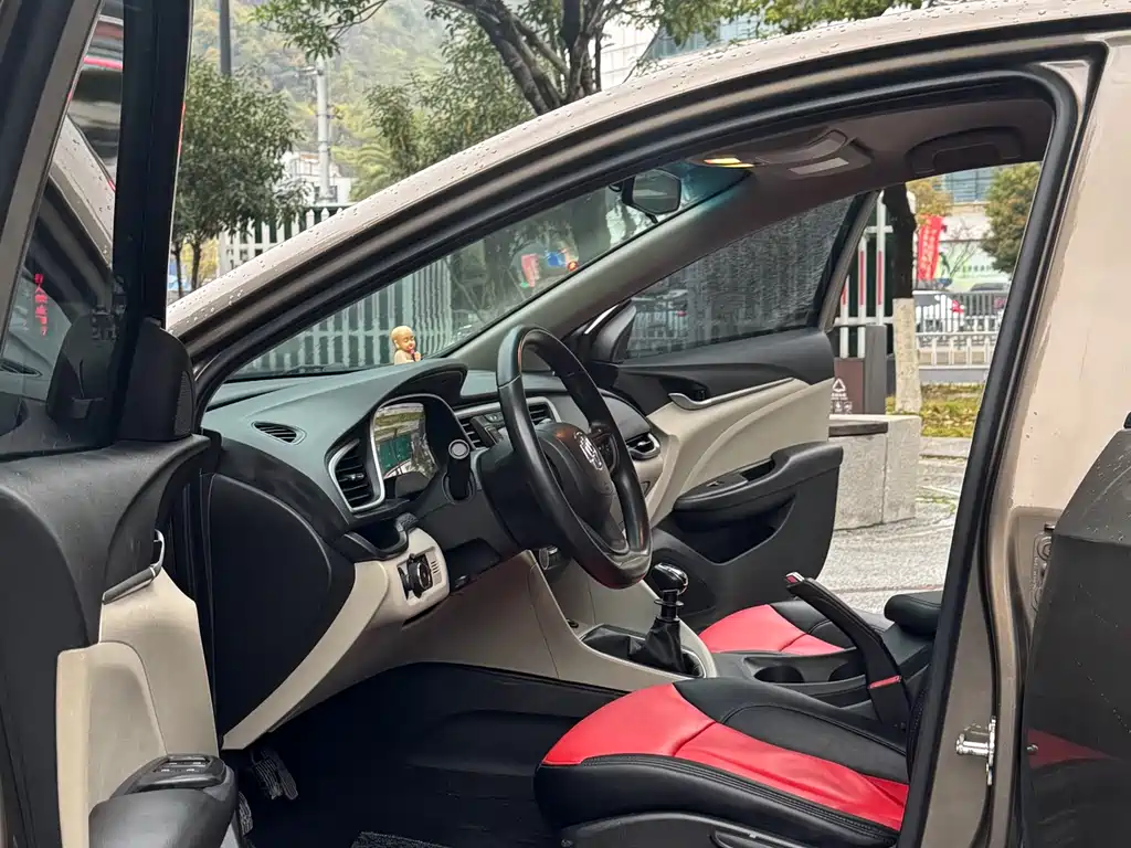 Buick Excelle 2015 — фото 17