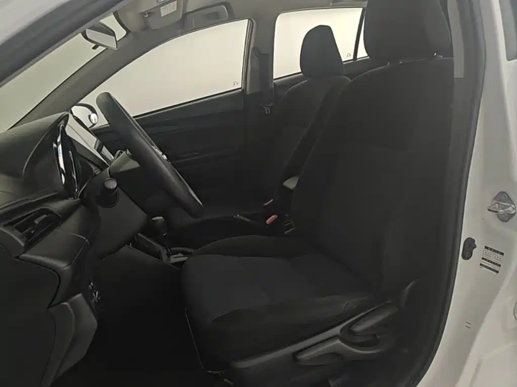 Toyota Yaris L 2017 — фото 15