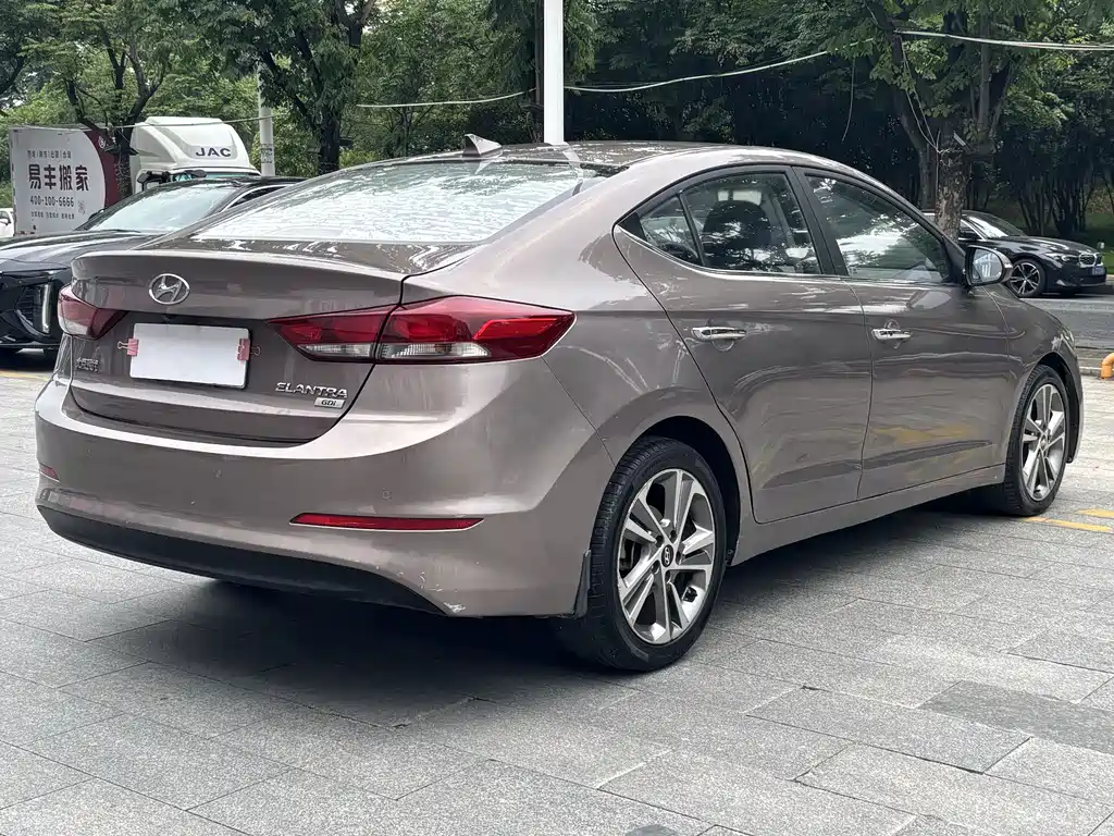 Hyundai Elantra 2017 — фото 11