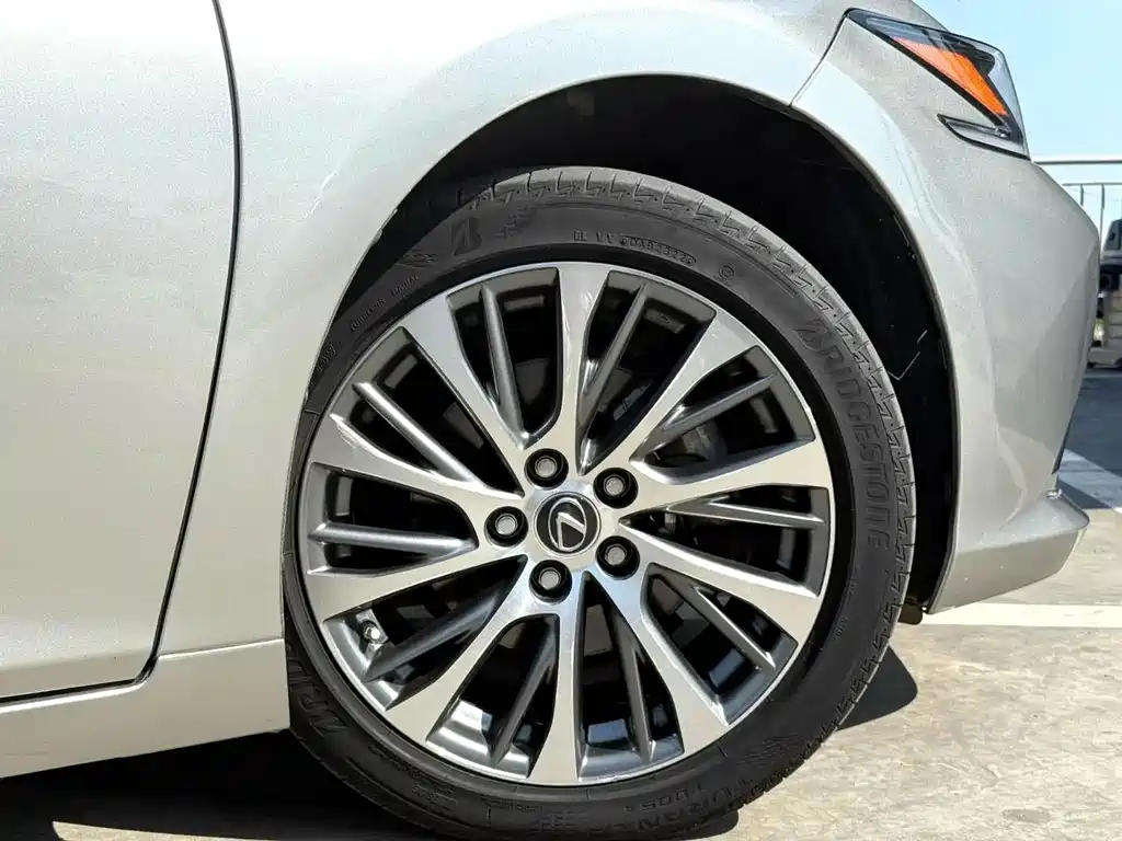 Lexus ES 2021 — фото 9