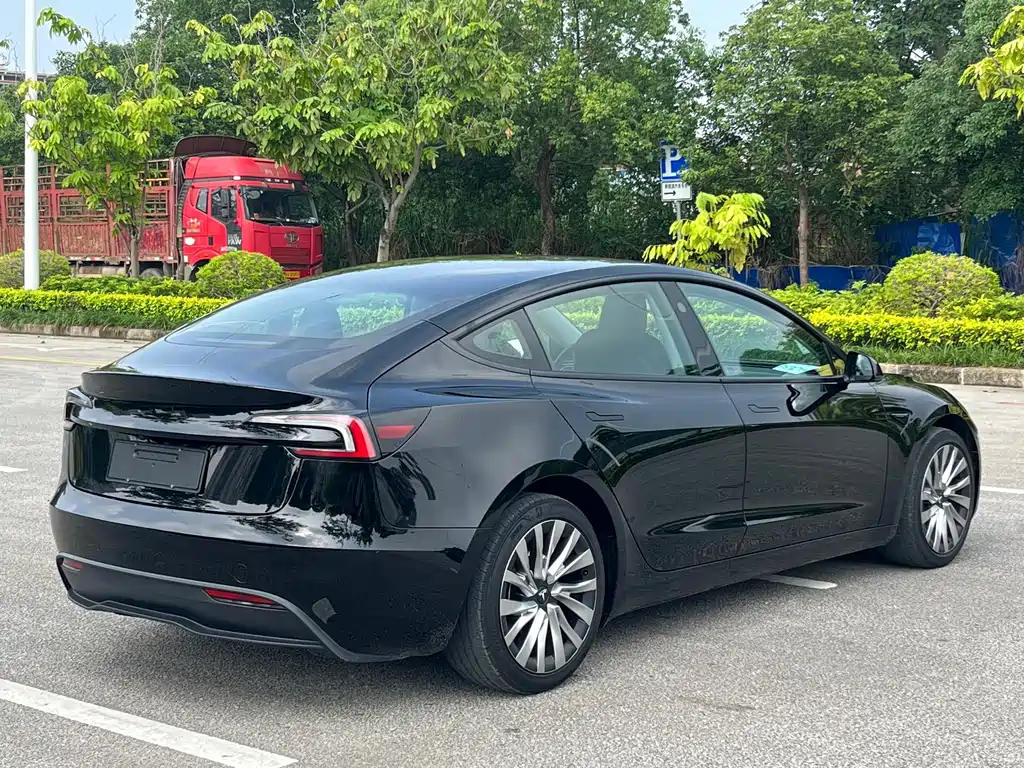 Tesla Model 3 2025 — фото 4