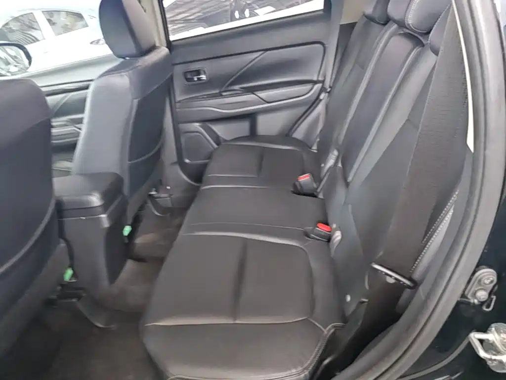 Mitsubishi Outlander 2017 — фото 13