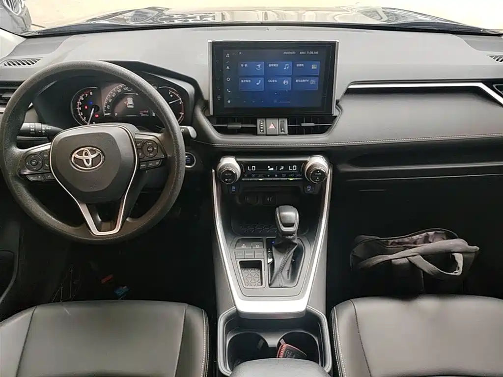 Toyota RAV4 2022 — фото 10