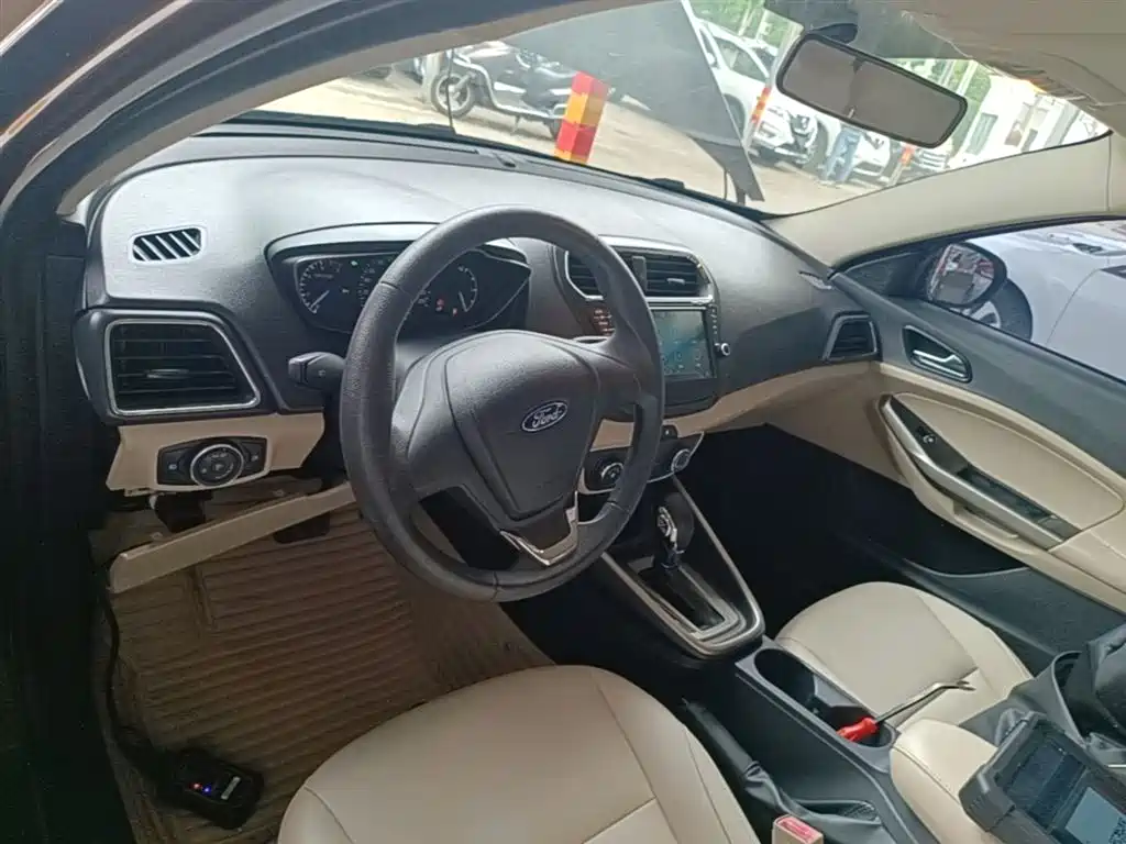 Ford Escort 2015 — фото 10