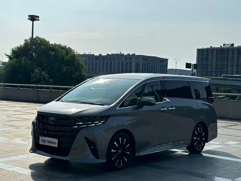 Toyota Alphard 2024 — фото 1
