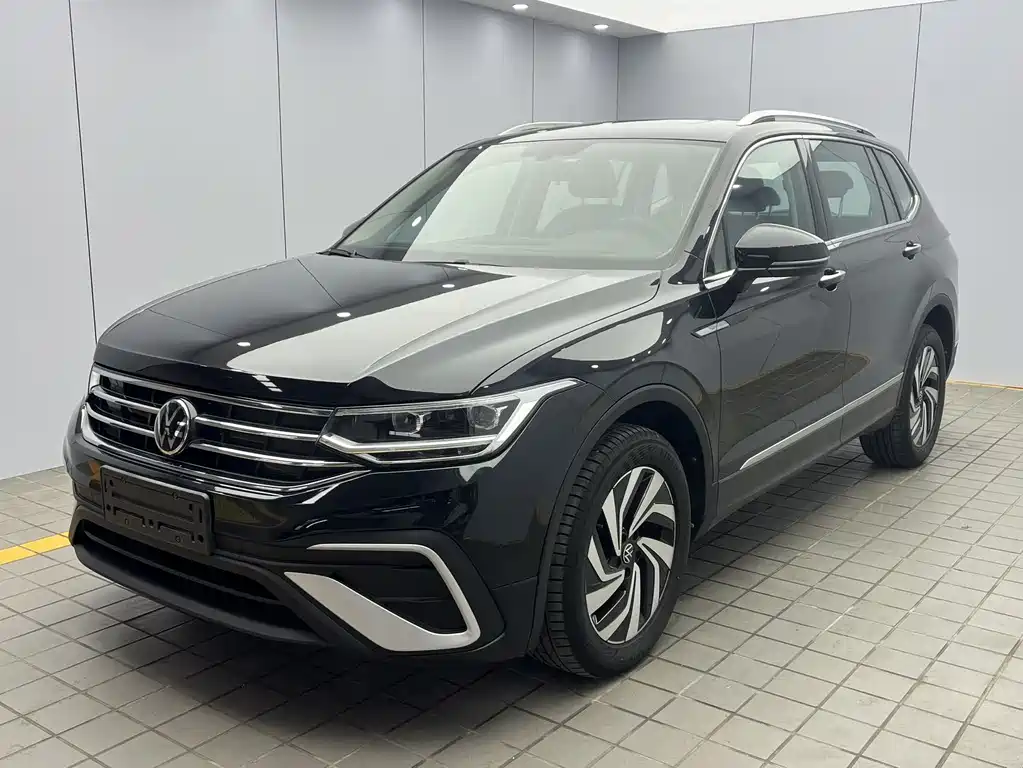 Volkswagen Tiguan L 2023 — фото 1
