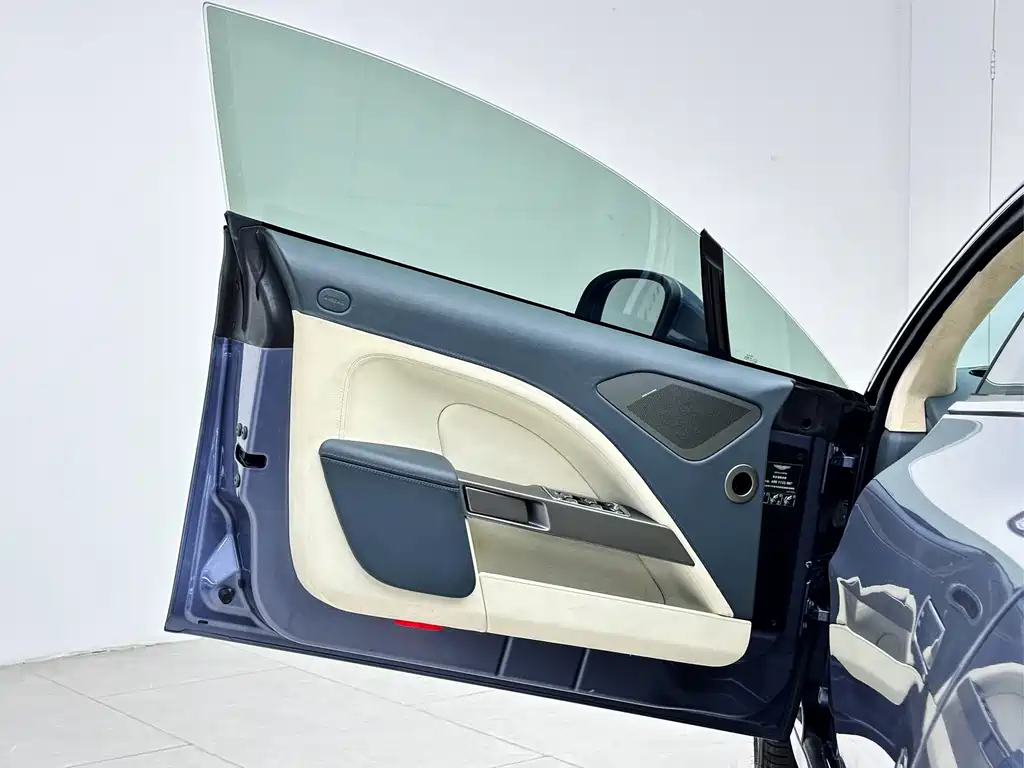 Aston Martin Rapide 2011 — фото 19