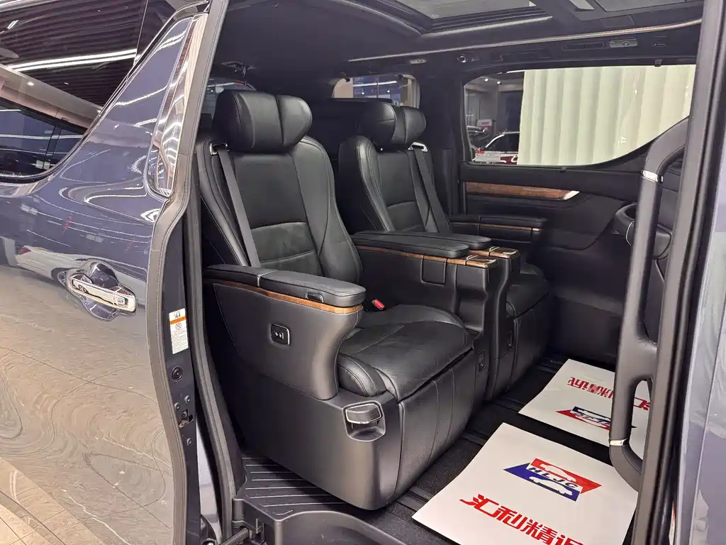 Toyota Alphard 2017 — фото 18