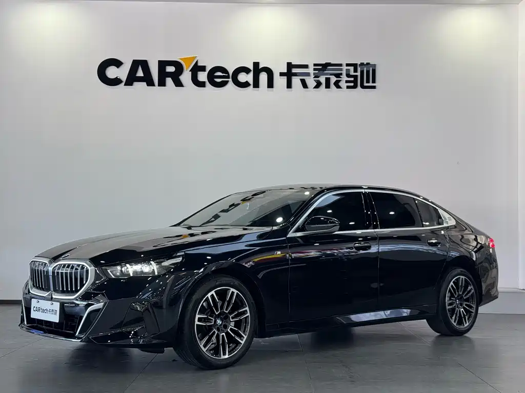 BMW 5 Series 2025 — фото 1