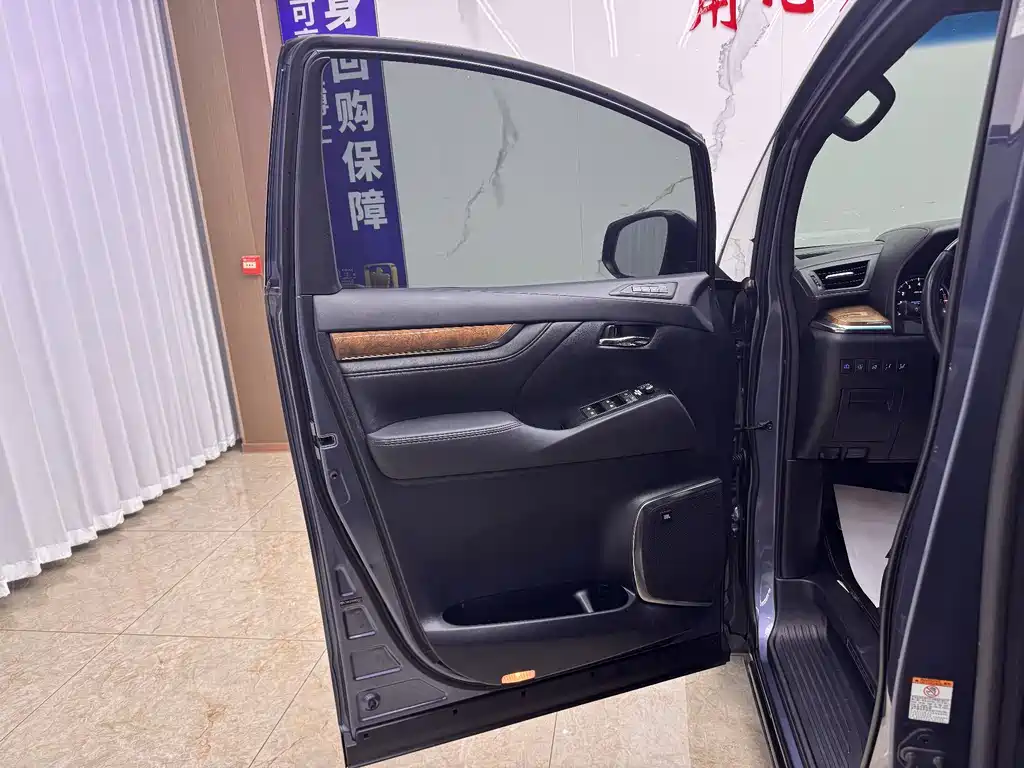 Toyota Alphard 2017 — фото 15