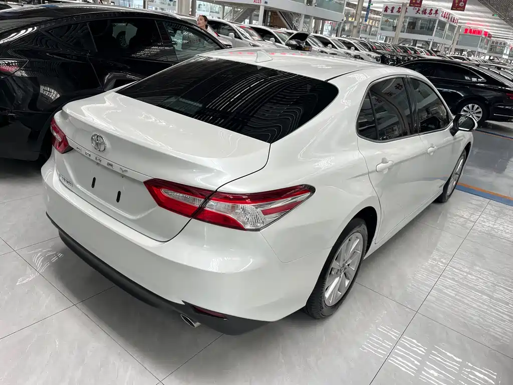 Toyota Camry 2023 — фото 10