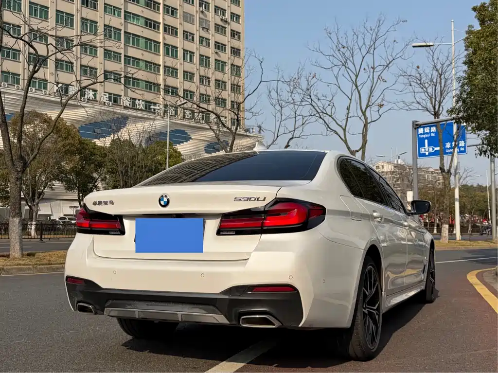 BMW 5 Series 2021 — фото 10