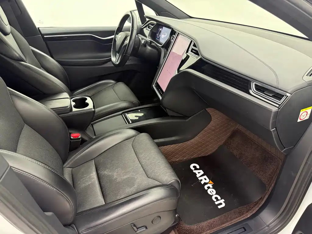Tesla Model X 2018 — фото 10