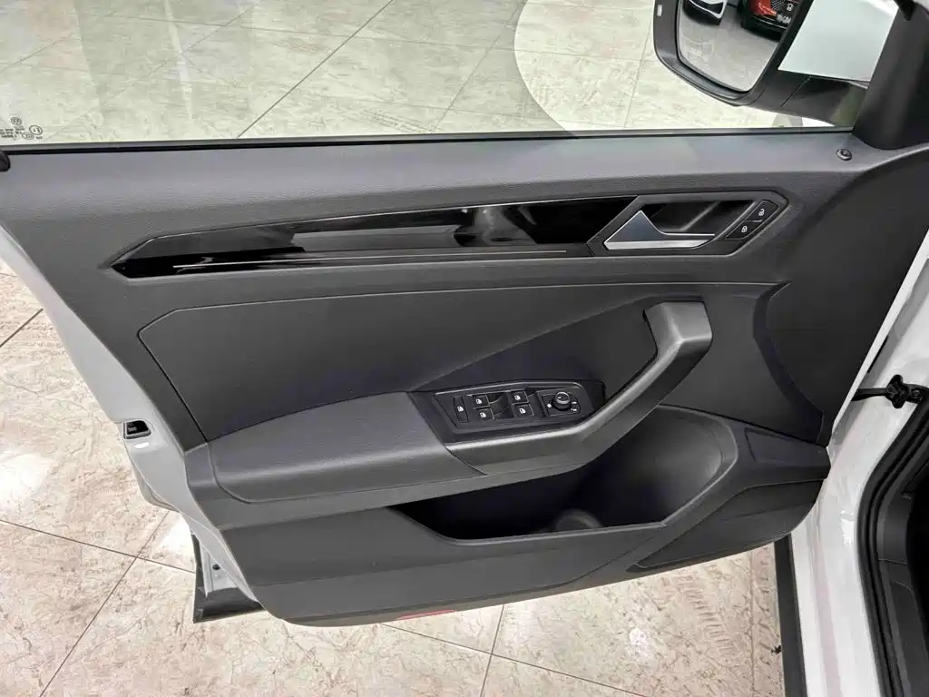 Volkswagen T-Roc 2023 — фото 10