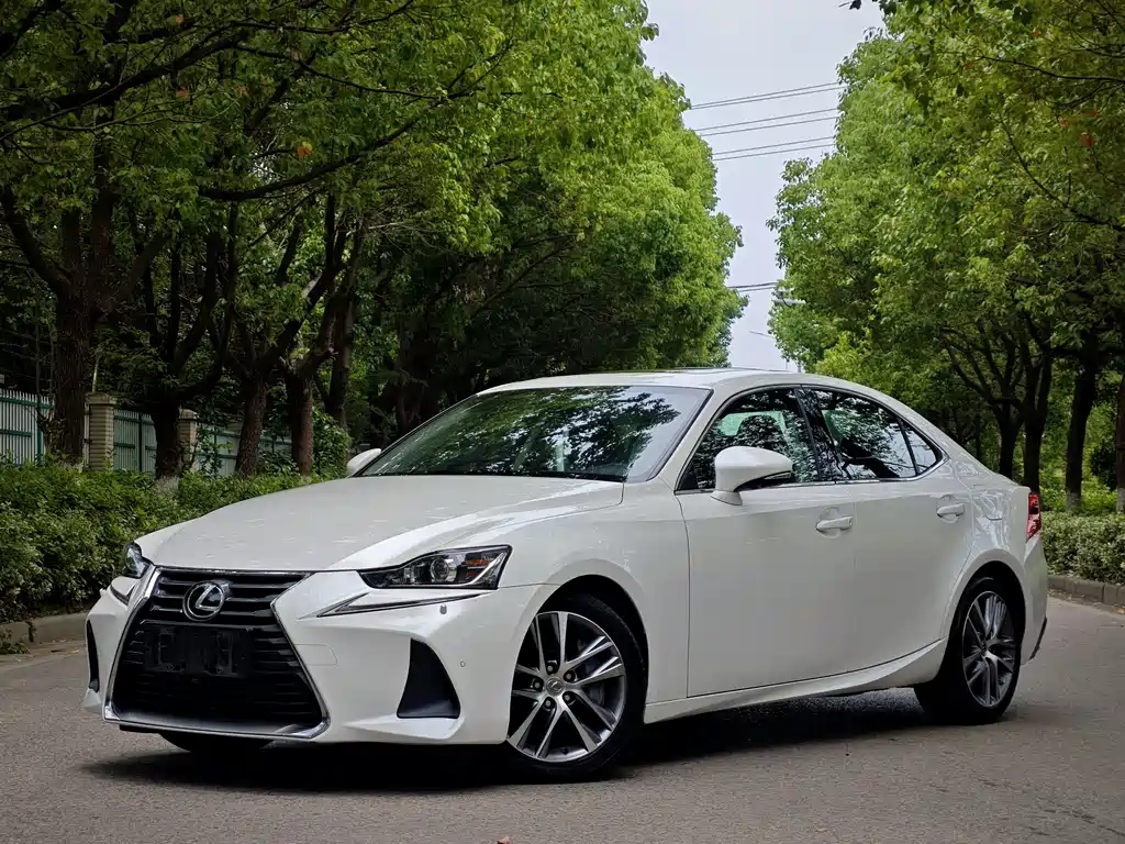 Lexus IS 2019