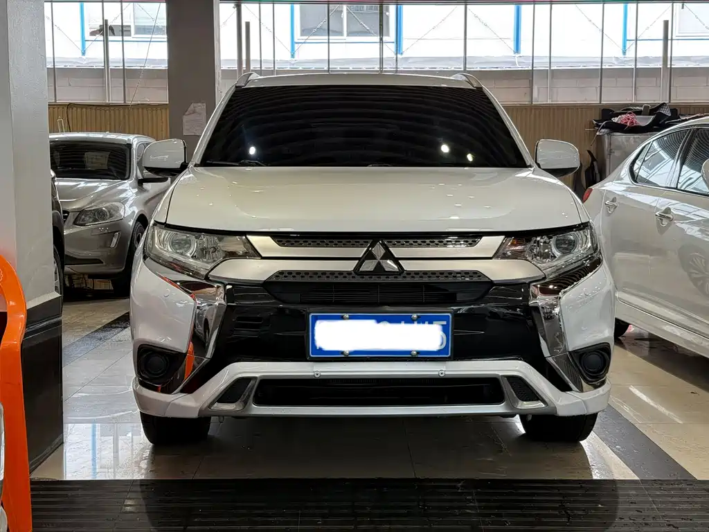 Mitsubishi Outlander 2022 — фото 2
