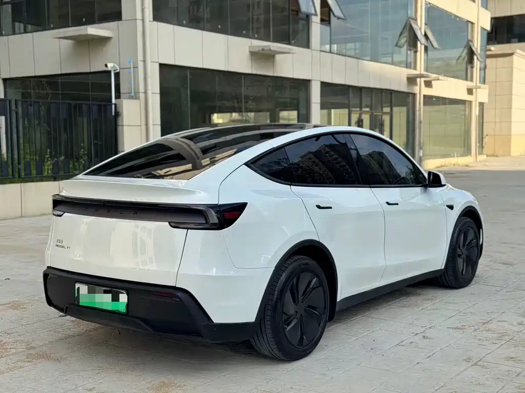 Tesla Model Y 2025 — фото 11