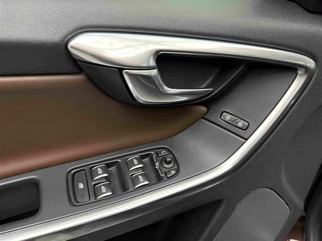 Volvo XC60 2017 — фото 22