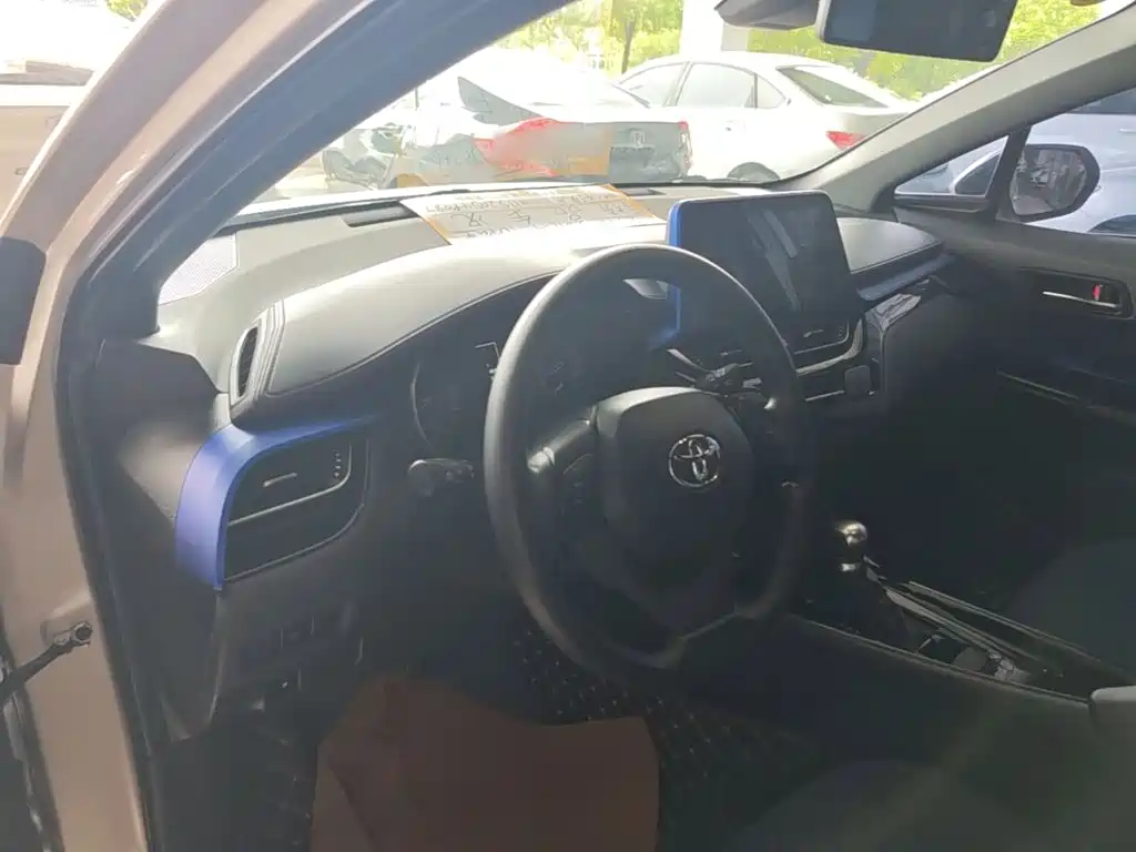 Toyota C-HR 2019 — фото 10