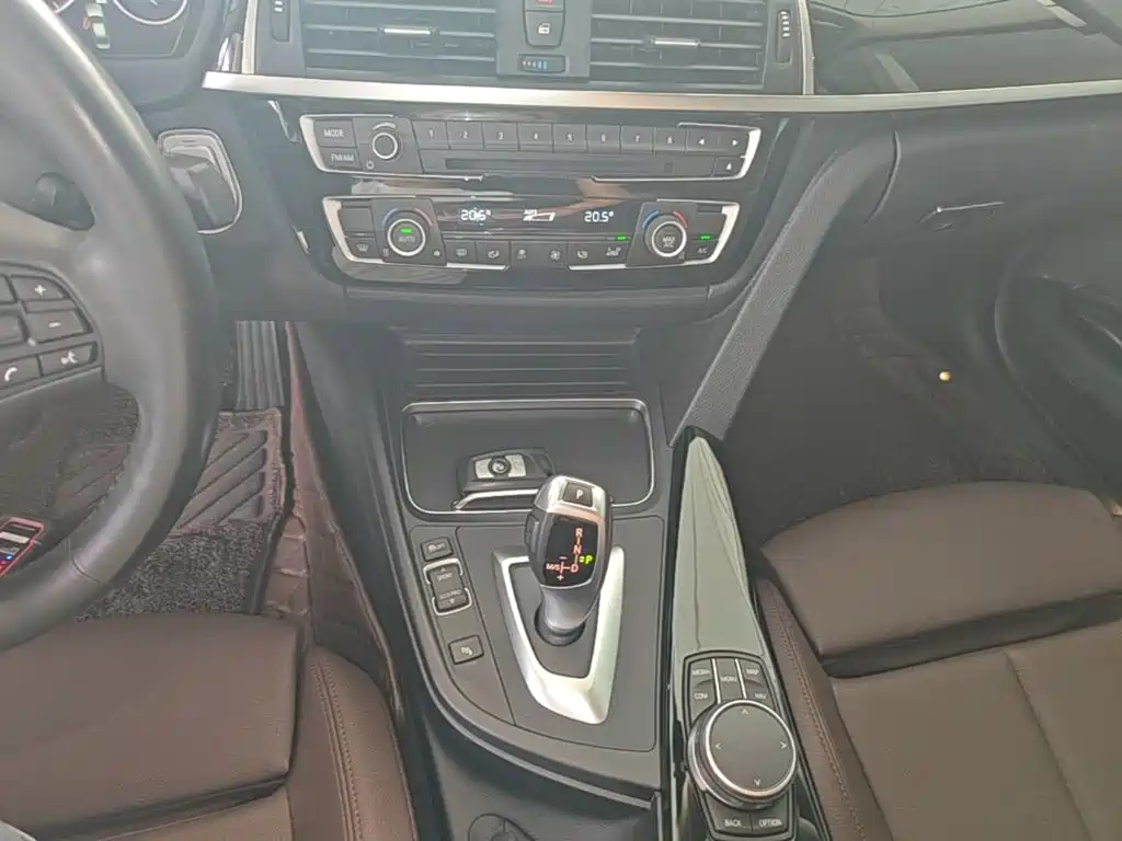 BMW 3 Series 2019 — фото 14