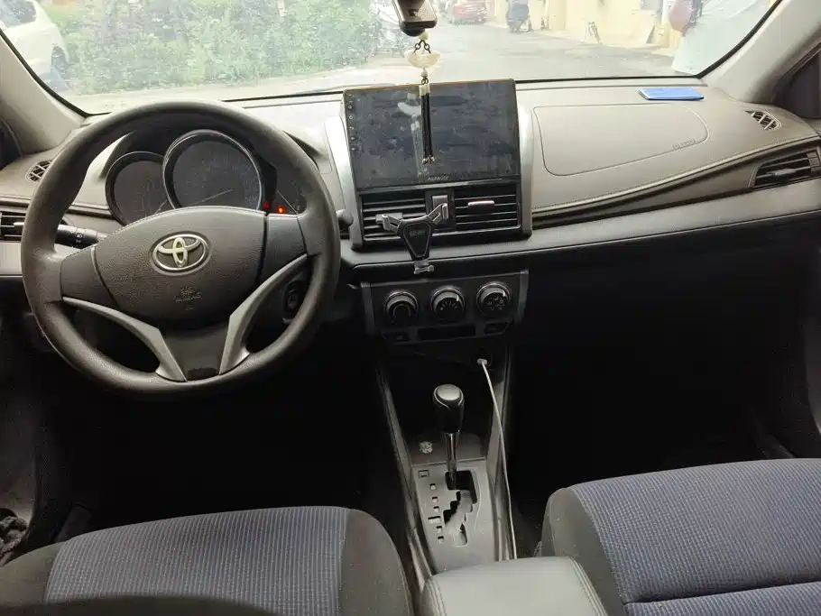 Toyota Yaris L 2015 — фото 12