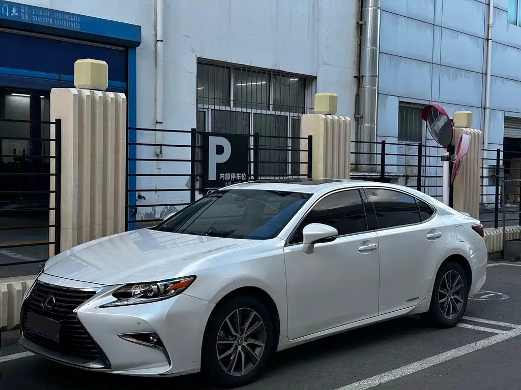 Lexus ES 2018 — фото 1