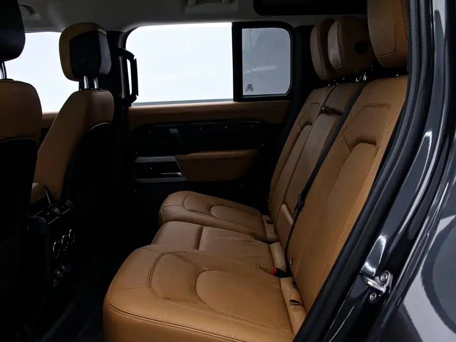 Land Rover Defender 2023 — фото 17