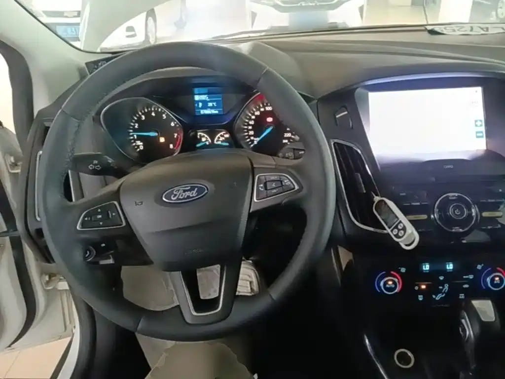Ford Focus 2016 — фото 11