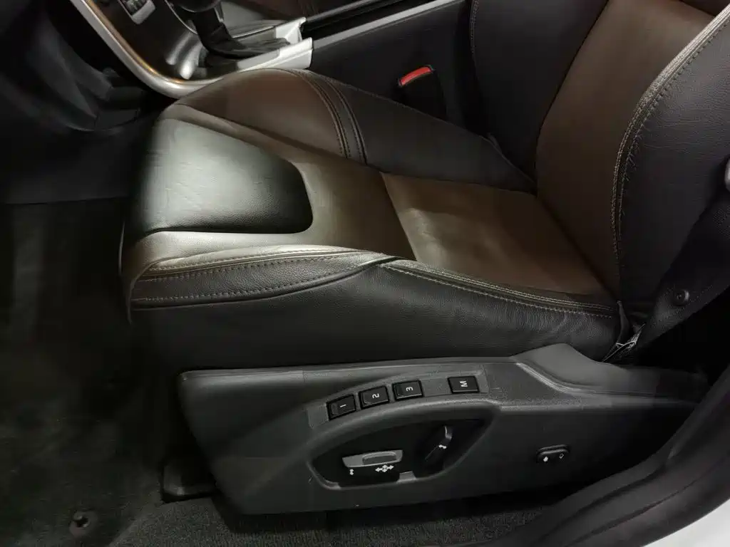 Volvo XC60 2015 — фото 20