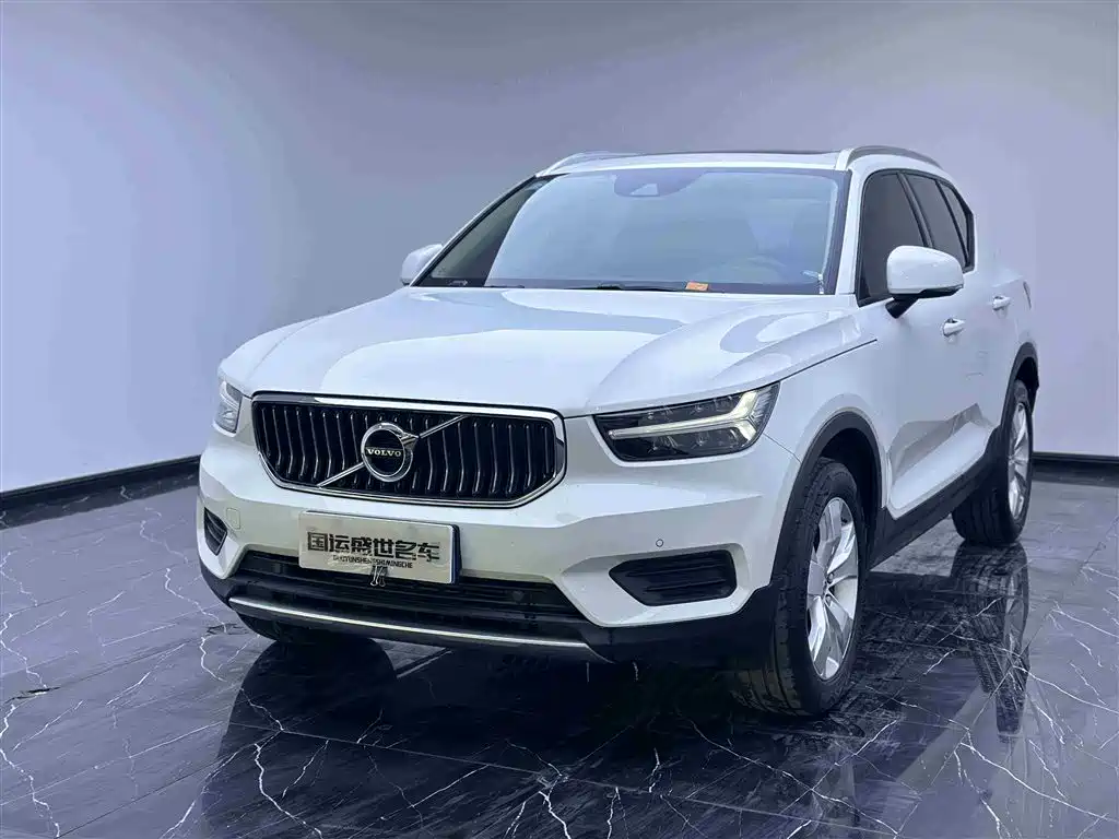 Volvo XC40 2022 — фото 1