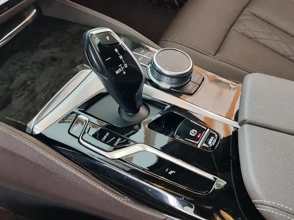 BMW 5 Series 2023 — фото 11