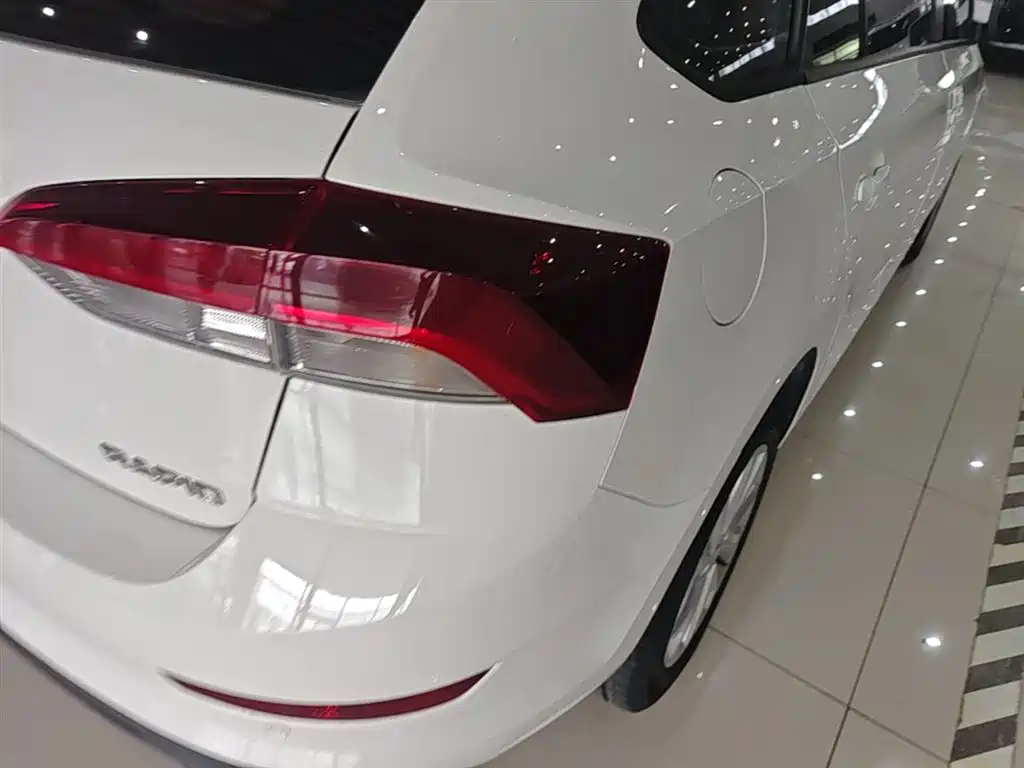 Skoda Rapid Spaceback 2020 — фото 8