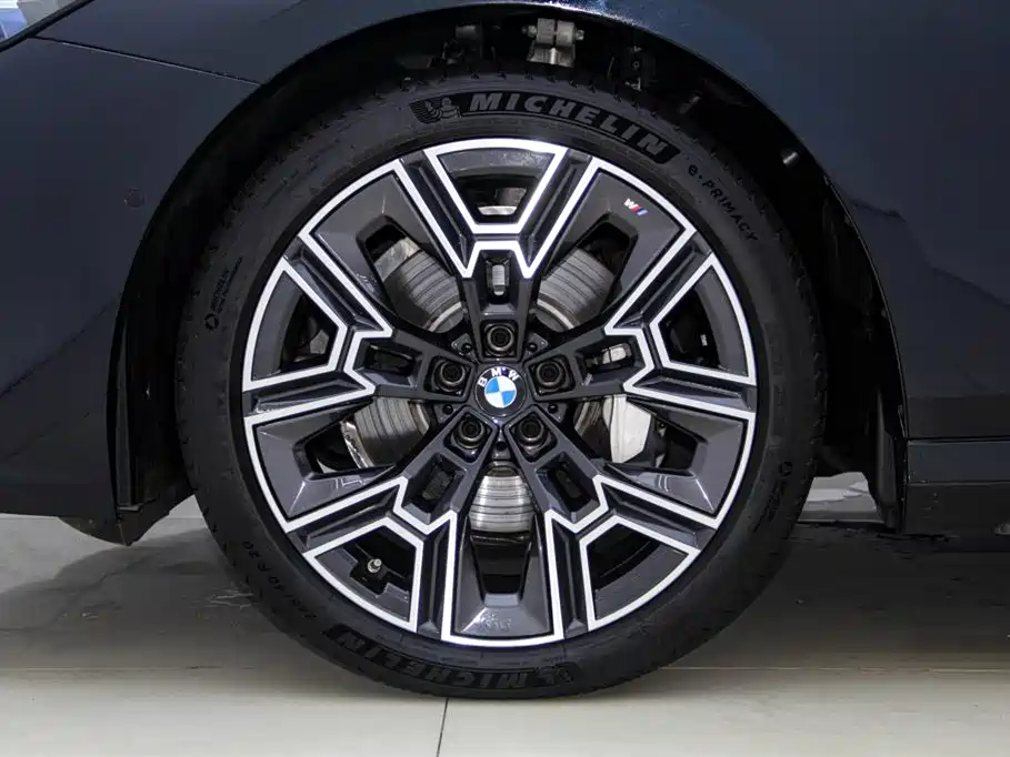 BMW 5 Series 2025 — фото 12